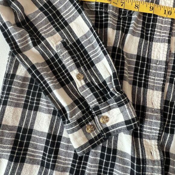 Duluth trading company black plaid flannel button down size Medium - Picture 8 of 9